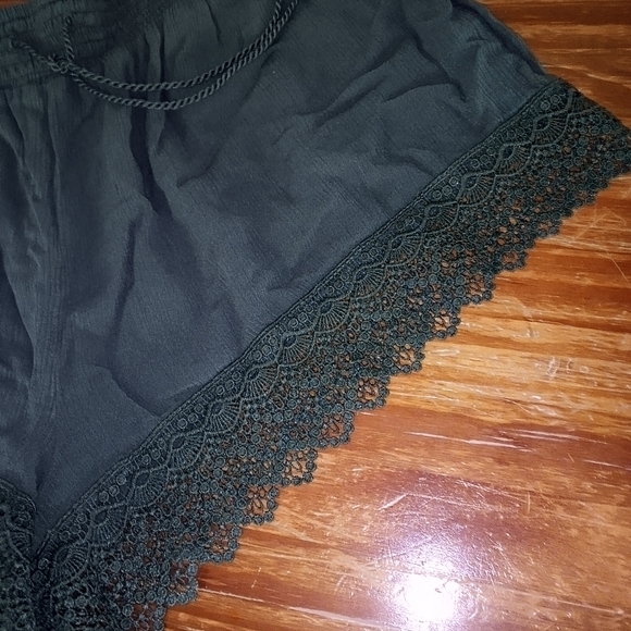NWOT MUDD army green thin flowy shorts with a crochet hem XL - Picture 2 of 4